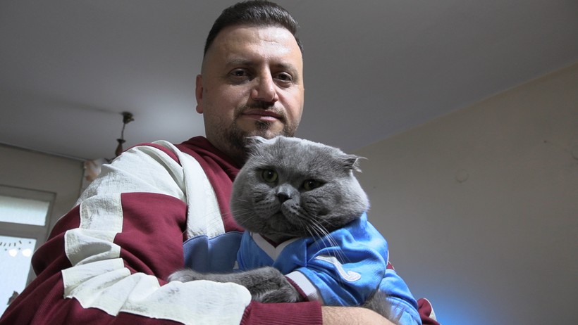 Trabzonspor maçlarını birlikte izlediği kedisi Tom'un stada alınması için afişli çağrıda bulundu - Resim : 2