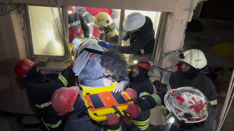 Enkaz altında verdiği sözü tuttu; kendini kurtaran itfaiyecilerle kahve içti - Resim : 3