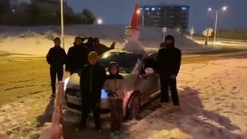 Otomobilinin tavanına yaptığı 'kardan adam' ile şehir turu attı - Resim : 1