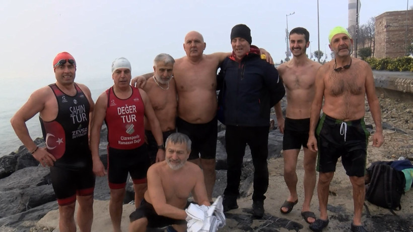 'Sarayburnu Fatihleri' dondurucu soğuğa aldırmadan denize girdi - Resim : 1