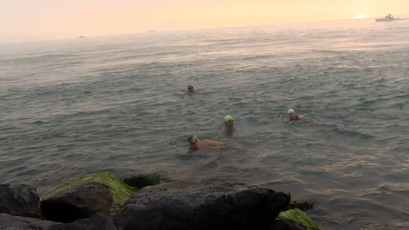 'Sarayburnu Fatihleri' dondurucu soğuğa aldırmadan denize girdi - Resim : 2