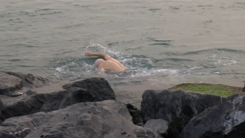 'Sarayburnu Fatihleri' dondurucu soğuğa aldırmadan denize girdi - Resim : 3