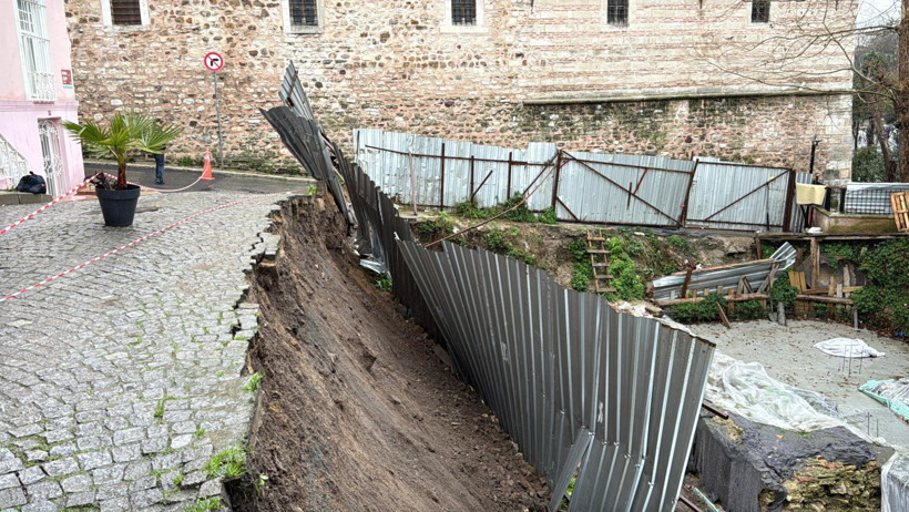 Fatih'te toprak kayması sonucu yol çöktü; o anlar kamerada - Resim : 2