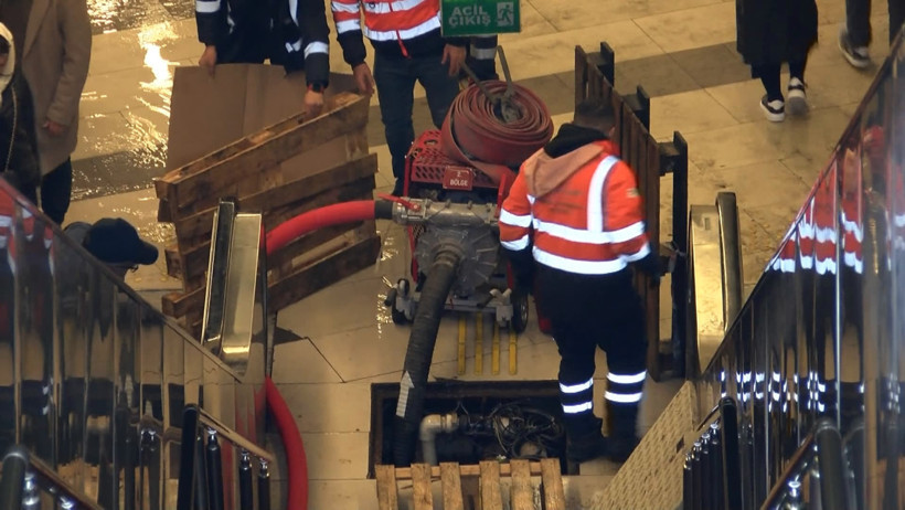 Küçükçekmece’de metrobüs alt geçidini su bastı, yolcular paletlerin üzerinde yürümeye çalıştı - Resim : 1