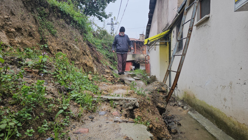 Evlerinin yolunu kapatan heyelan, 'özel mülk' diye temizlenmedi - Resim : 1