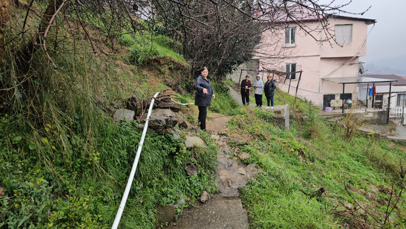 Evlerinin yolunu kapatan heyelan, 'özel mülk' diye temizlenmedi - Resim : 2