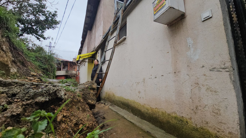 Evlerinin yolunu kapatan heyelan, 'özel mülk' diye temizlenmedi - Resim : 3