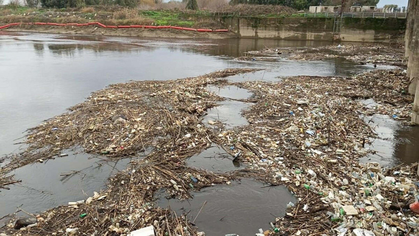 Büyük Menderes Nehri kirlilik nedeniyle siyaha büründü - Resim : 2