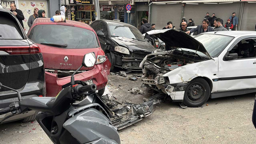Polisten kaçan sürücü, otomobiliyle motosiklete çarptı; 3 yaralı - Resim : 1