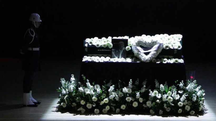 Usta sanatçı Edip Akbayram son yolculuğuna uğurlandı - Resim : 1