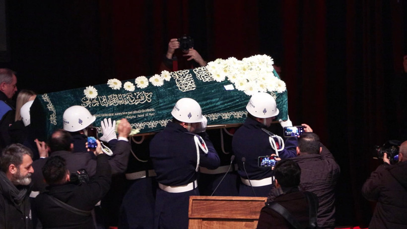 Usta sanatçı Edip Akbayram son yolculuğuna uğurlandı - Resim : 6