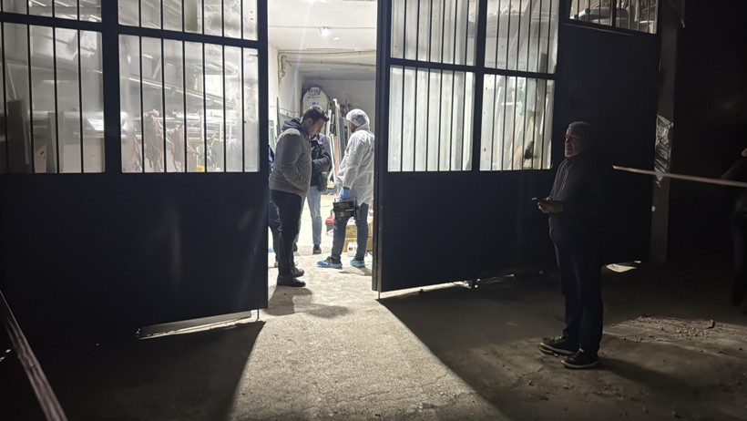 İş yerinde boğazı kesilerek öldürüldükten sonra üzeri battaniye ile örtüldü - Resim : 1