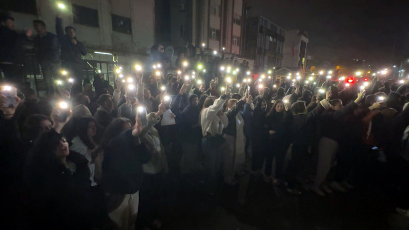 İstanbul-Avcılar'daki kız yurdunda yaşanan 'mutfak görevlisi' olayının ardından öğrenciler, yönetimi protesto etti - Resim : 2
