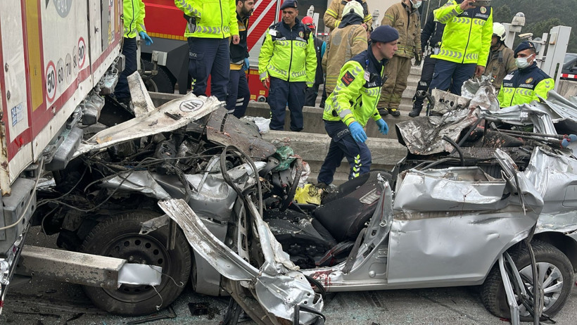 Pendik'te feci kaza! Otomobil TIR'ın altında girdi: 4 ölü... Kaza anı kamerada - Resim : 2