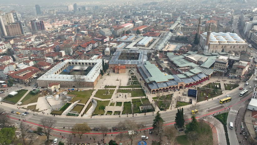 Bursa’da Tarihi Hanlar Bölgesi’nde örnek dönüşüm... Bakan Kurum: Bursa’mızın kalbi tarihi hanlar ve çarşılar bölgesi nefes aldı - Resim : 1
