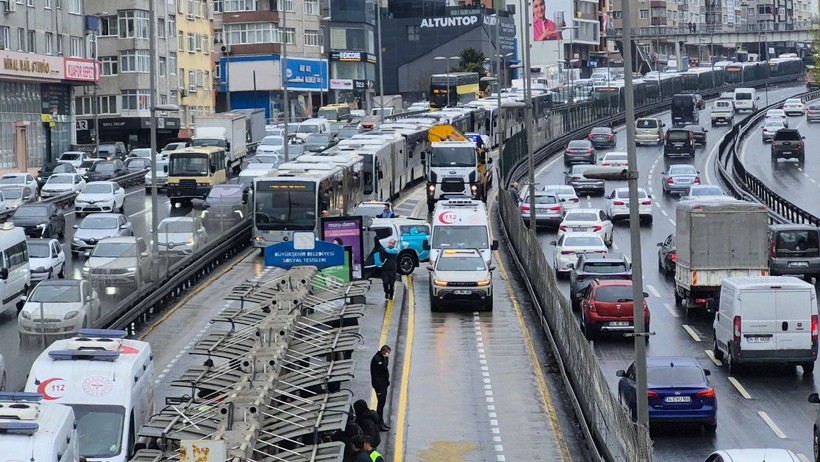 Avcılar'da durakta bekleyen metrobüse başka bir metrobüs çarptı: 21 yaralı - Resim : 1