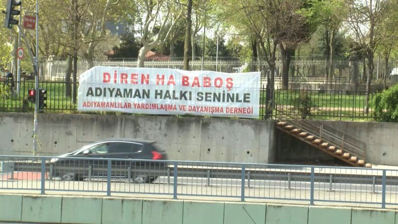 Sırrı Süreyya Önder'in tedavi gördüğü hastanenin karşısına destek pankartları asıldı - Resim : 1