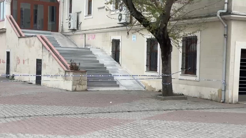 Arnavutköy’de depremin ardından minaresi hasar gören camii mühürlendi - Resim : 1