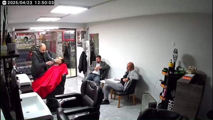 Deprem sırasında tıraş ettiği müşterisini koltukta bırakıp, dışarı kaçtı: O anlar kamerada - Resim : 1