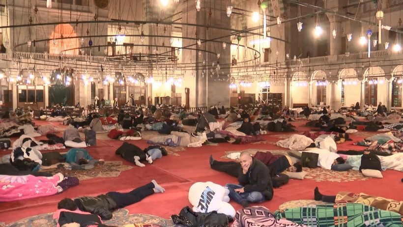 İstanbullular geceyi camiler, spor salonları ve parklarda geçirdi - Resim : 1