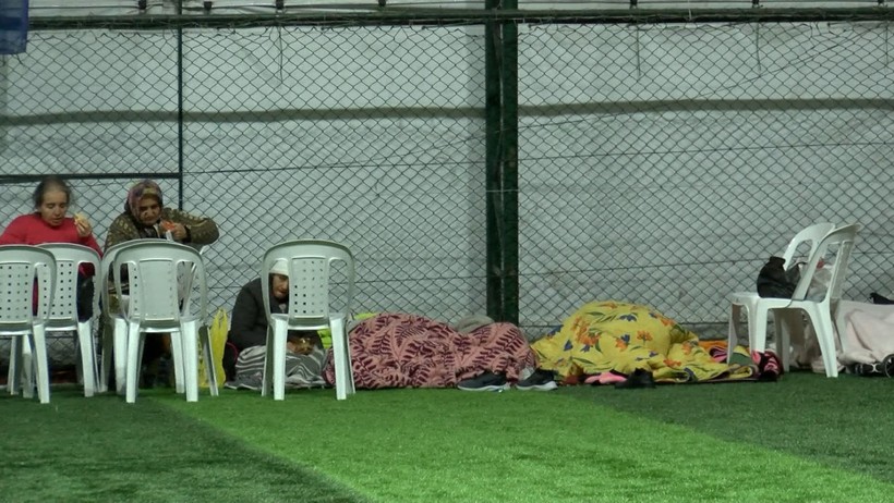 İstanbullular geceyi camiler, spor salonları ve parklarda geçirdi - Resim : 2