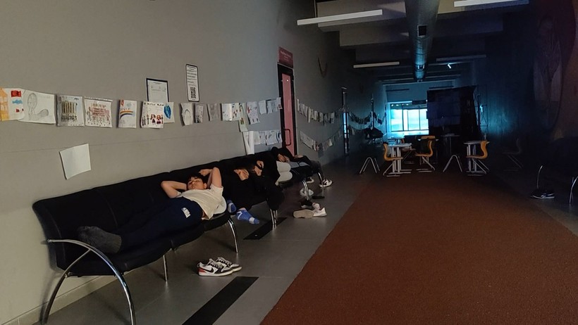İstanbullular geceyi camiler, spor salonları ve parklarda geçirdi - Resim : 3