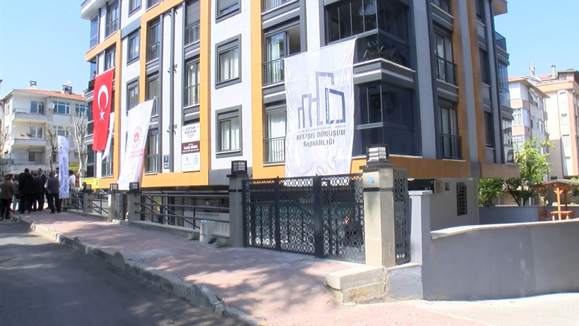 Bahçelievler'de 'Yarısı Bizden' kampanyasıyla yeniden yapılan bina hak sahiplerine teslim edildi - Resim : 2