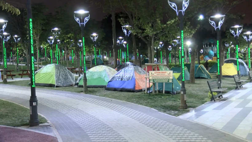 İstanbul'da çadırlardaki deprem nöbeti ikinci gece de sürdü: Uykum gelmiyor, deprem olabilir diye korkuyorum - Resim : 1