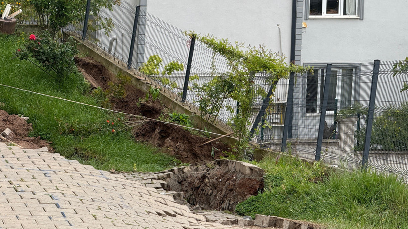 Sakarya'da tahliye edilen binadaki hasar gün ağarınca ortaya çıktı - Resim : 2