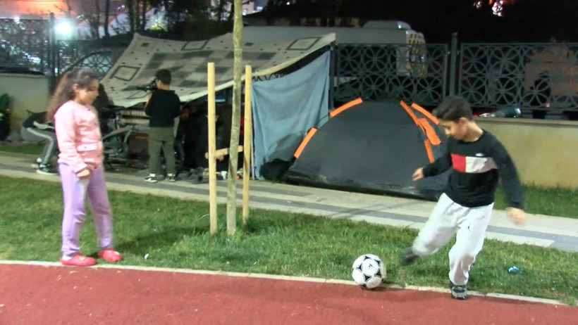 İstanbul'da depremin ardından 3'üncü gece; ateş başında bağlama çalıp türkü söylediler - Resim : 3