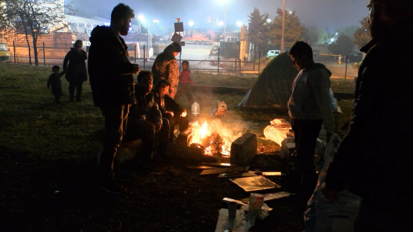 İstanbul'da depremin ardından 3'üncü gece; ateş başında bağlama çalıp türkü söylediler - Resim : 1