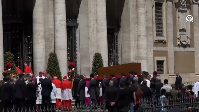 Papa Franciscus'un Vatikan'daki cenaze törenine 250 bin kişi katıldı - Resim : 10