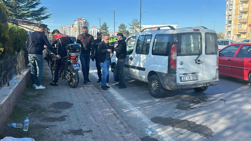 Şüphelileri takip eden motosikletli polislere hafif ticari araç çarptı: 2 polis yaralı - Resim : 1