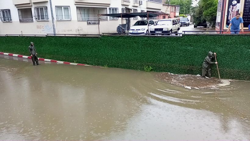 Aydın’da sağanak yağış yaşamı olumsuz etkiledi; alt geçit su doldu - Resim : 1