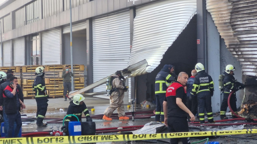 Diyarbakır’da, oto sanayi sitesindeki bir iş yerinde patlama sonrası yangın; olay anı kamerada - Resim : 2