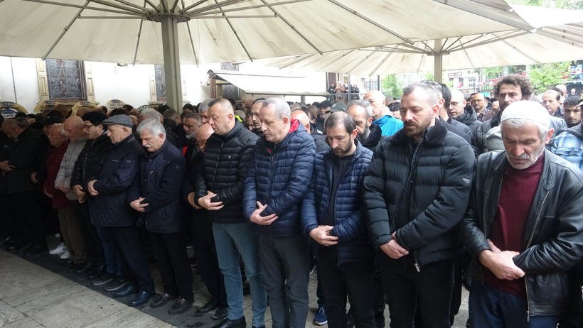 Sanatçı Serkan Keskin'in annesi İzmit'te toprağa verildi - Resim : 2