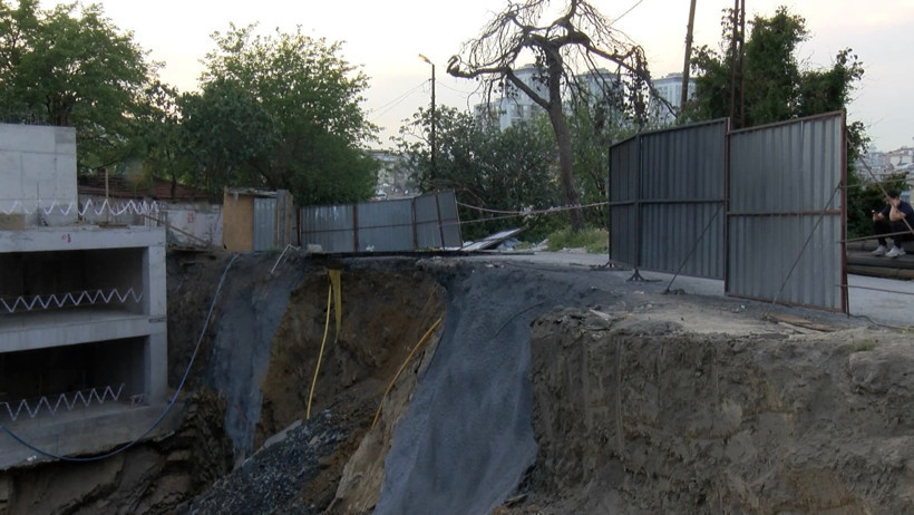 Gaziosmanpaşa'da inşaat kazısı sırasında yol çöktü - Resim : 1