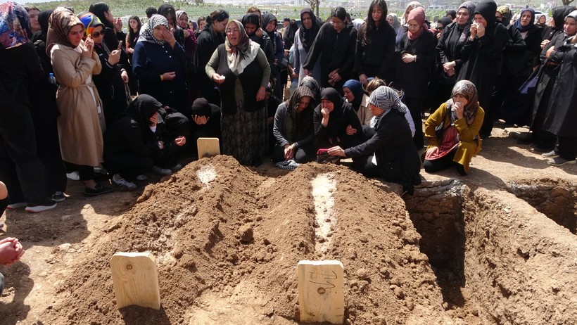 Boğazları kesilerek öldürülen kardeşler gözyaşlarıyla uğurlandı - Resim : 3