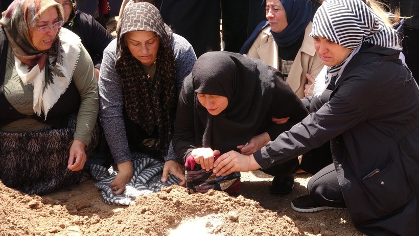 Boğazları kesilerek öldürülen kardeşler gözyaşlarıyla uğurlandı - Resim : 1