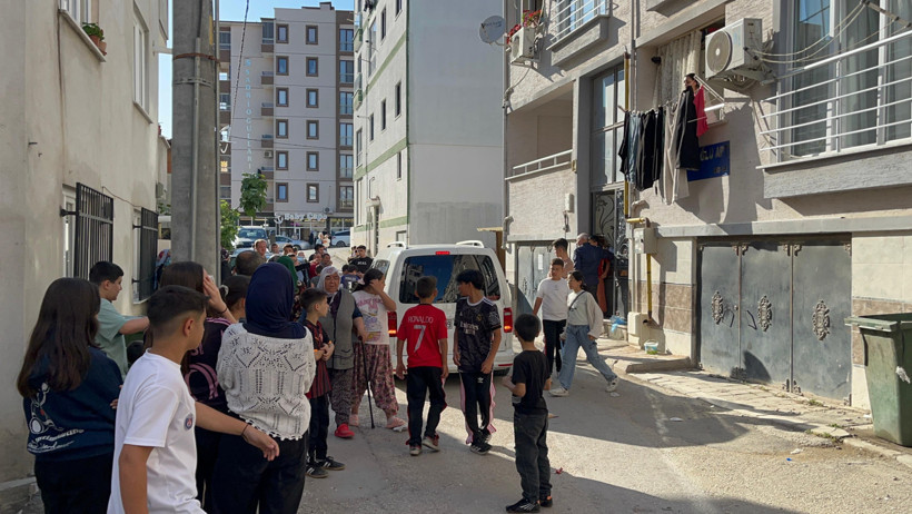 ‘Çöp atma’ tartışması kılıç ve sopalı kavgaya dönüştü: 3 yaralı - Resim : 1