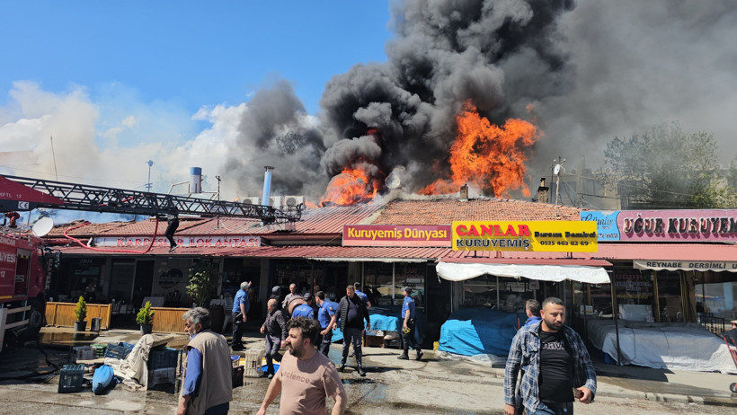 Erzincan'da lokantada çıkan yangın bitişikteki iş yerlerine sıçradı: 20 dükkan zarar gördü - Resim : 1