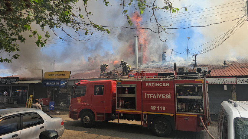 Erzincan'da lokantada çıkan yangın bitişikteki iş yerlerine sıçradı: 20 dükkan zarar gördü - Resim : 2