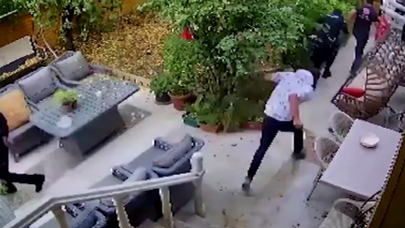 İhbara gelen polisi bıçaklayan Emre'nin babası: Emre 'Şeytanlar bastı' diyerek domates, salatalık fırlatıp sirke döküyordu - Resim : 1