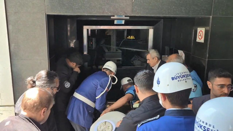 İlhan Şeşen için tören düzenlendi... Cenazesi 20 dakika boyunca, arızalanan asansörde kaldı - Resim : 3