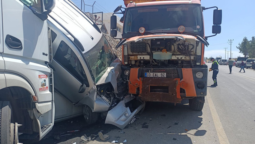 Mersin'de sürücüsünün kontrolünden çıkan kamyon sanayi girişindeki 15 araca çarptı - Resim : 1