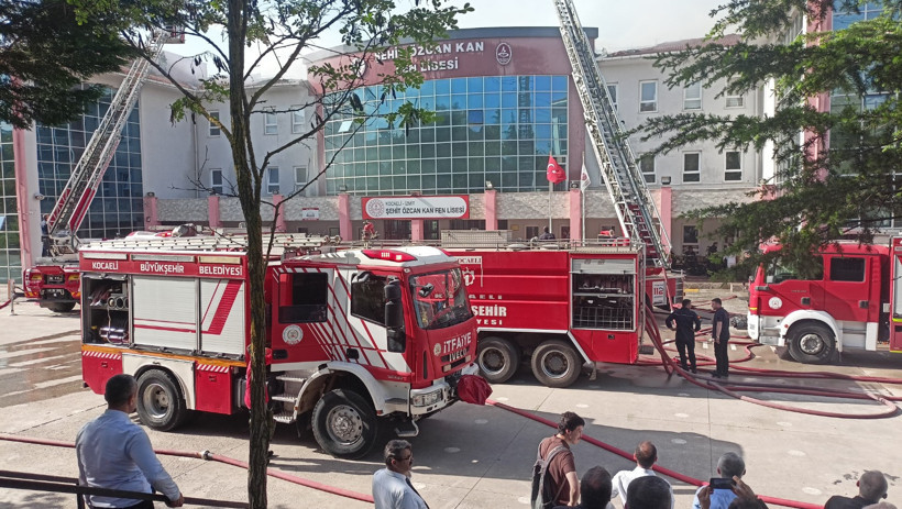Kocaeli'de okul çatısında yangın - Resim : 1