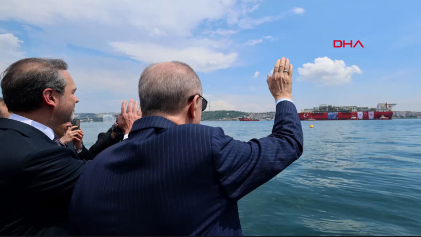 Türkiye'nin ilk Yüzer Üretim Tesisi 'Osman Gazi', İstanbul Boğazı'ndan geçti - Resim : 1