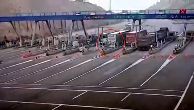 Pendik'te feci kaza! Otomobil TIR'ın altında girdi: 4 ölü... Kaza anı kamerada - Resim : 1