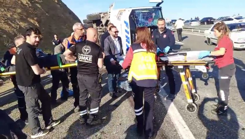 Elazığ-Diyarbakır karayolunda feci kaza! Yolcu midibüsü devrildi: 7'si ağır 25 yaralı - Resim : 2