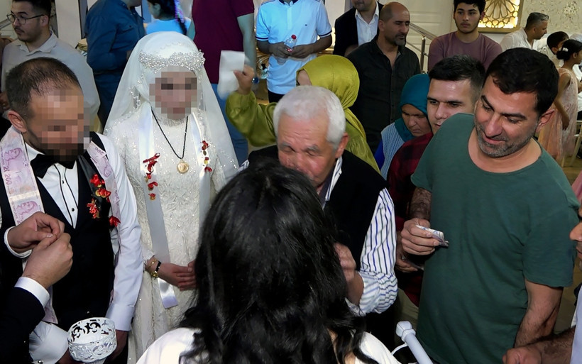 Davetli gibi gittiği 2 düğünde gelin ve damada su ikram etti; takı töreninde paraları çaldı - Resim : 1